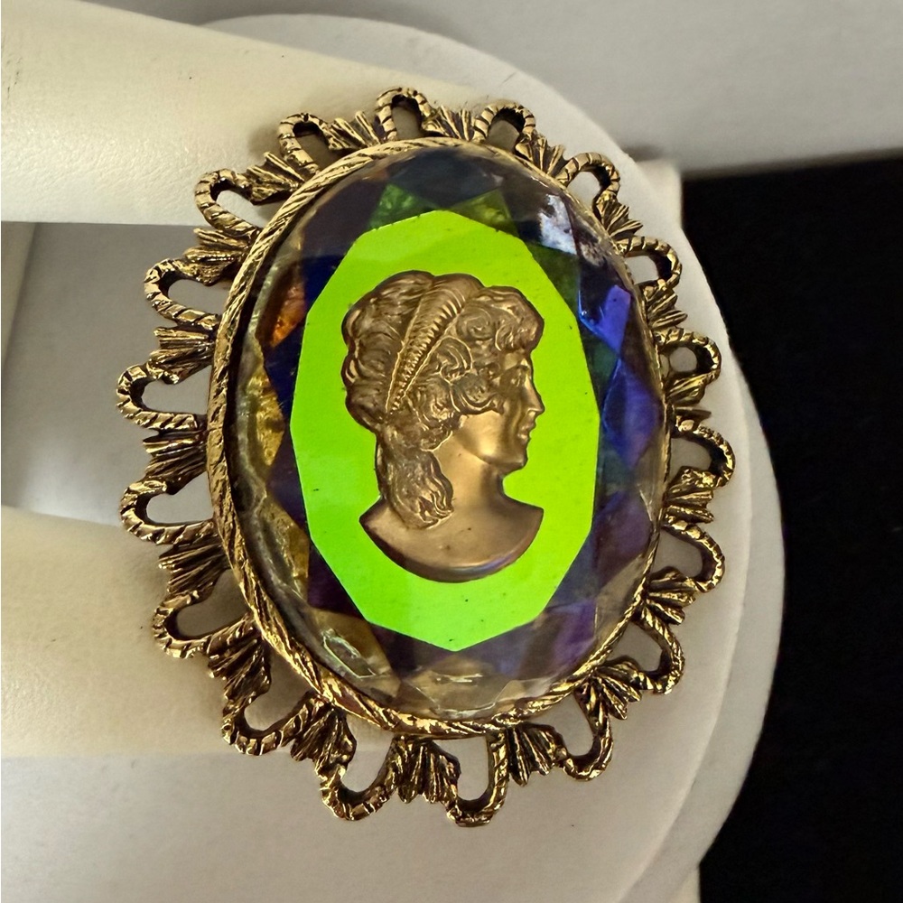 Classic Vintage Gold-Tone Green Purple Glass Cameo Brooch/Pendant